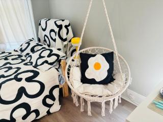 Chic & Cozy Studio Retreat - 8
