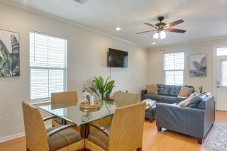 half Mi to Galveston Beach Seawall Retreat with Pool - 9