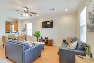half Mi to Galveston Beach Seawall Retreat with Pool - 4