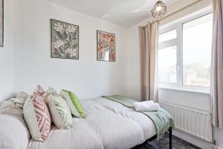 3 Bedroom Property, Free Parking for 3 Vehicles - 4
