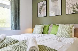 3 Bedroom Property, Free Parking for 3 Vehicles - 5
