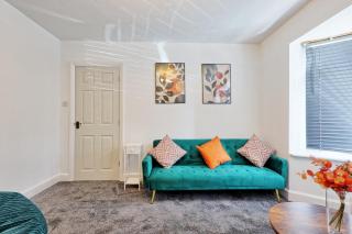 3 Bedroom Property, Free Parking for 3 Vehicles - 1