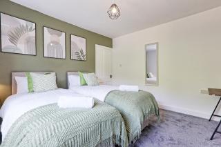 3 Bedroom Property, Free Parking for 3 Vehicles - 6