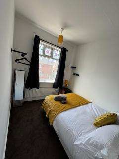 4 Bedroom House in Newcastle city centre location, Free Parking, Fast WiFi - 1