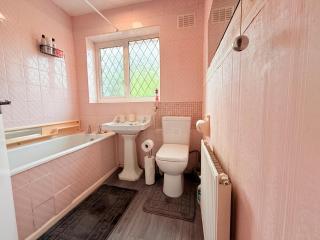 Homey 4 bedroom house for families or large groups - 3