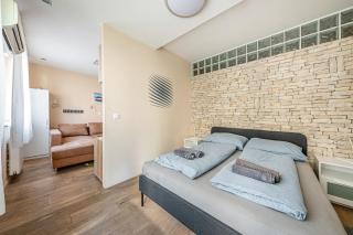 La Dolce Vita -Massage Shower Stay with AC, Balcony near the City Park - 2