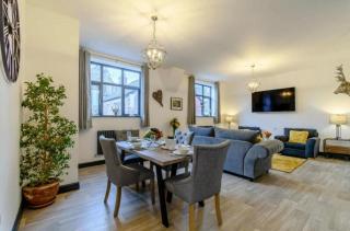 The Chatsworth Sleeps 6 King Size Beds - 9