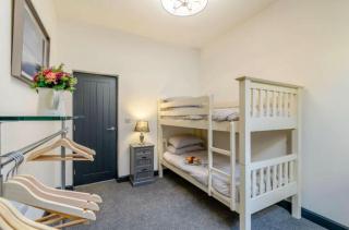 The Chatsworth Sleeps 6 King Size Beds - Matlock Bank - 4