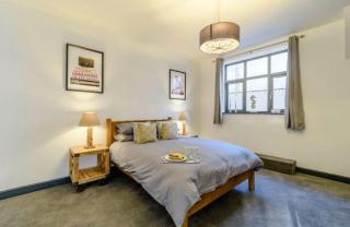 The Chatsworth Sleeps 6 King Size Beds - 0