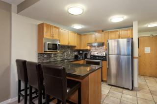 Woodrun Lodge 514 | Ski-In Ski-Out Condo w/ Pool, Hot Tub, Free Parking, Wifi & Laundry - Whistler - 3
