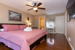 Family Friendly Close of Strip Hot Tub and Driveway - 9