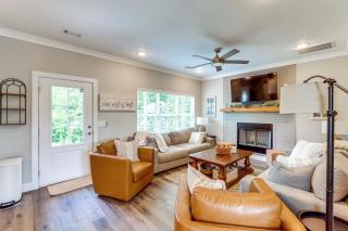 Walk to Lake Martin Water-View Retreat with Deck! - Eclectic - 6