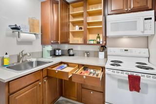 Quiet cozy centrally located furnished apt #2 - 8