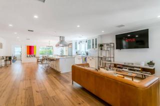 Spacious 4BR Games Workspace Outdoor Fun - 5