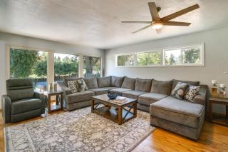 Lovely Riverfront Grants Pass Home Pool and Hot Tub - 6