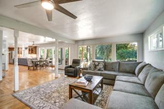 Lovely Riverfront Grants Pass Home Pool and Hot Tub - 4