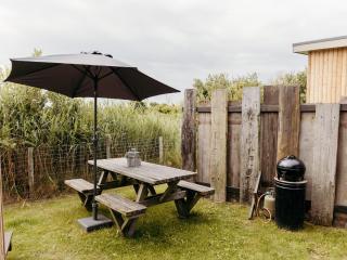 Tiny holiday home for 2 with picnic table - 6