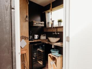 Tiny holiday home for 2 with picnic table - 7