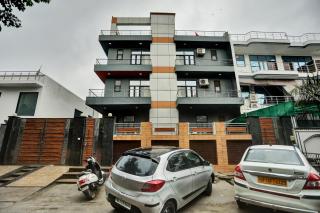 Townhouse Happy Keys Near Iskcon Temple Noida - 4