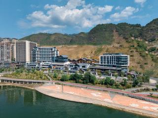 HUALUXE Hotels and Resorts Chongqing Wushan by IHG - 8
