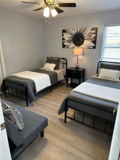 Elegant Spacious 3 Bedroom Home fenced back yard and Garage - 2