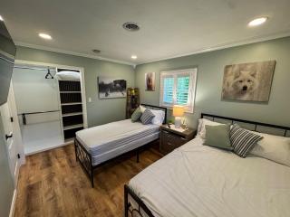 Welcome to the Vibe-3BR -10 Acre -Brick House on Courthouse - - 8