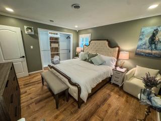 Welcome to the Vibe-3BR -10 Acre -Brick House on Courthouse - - 5