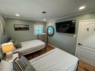 Welcome to the Vibe-3BR -10 Acre -Brick House on Courthouse - - 3