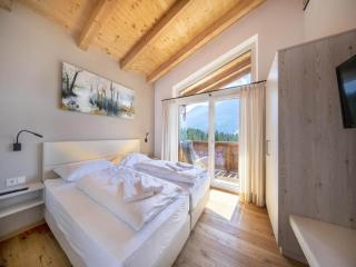 Stylish Chalet by Ski Slopes - 4