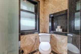 V238 Villa 6BR Lakefront Jacuzzi Sauna & Gym, Near Beach - 4