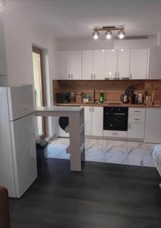 Next to NBU and Merto station, free parking - 9