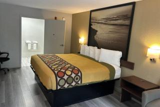 Super 8 by Wyndham Fayetteville - 2