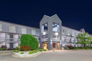 Howard Johnson by Wyndham Romulus Detroit Metro Airport - Romulus - 0