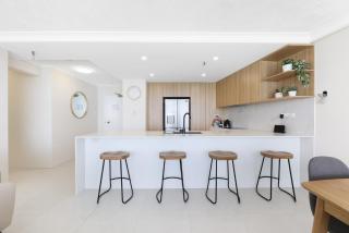 Stylish Apartment with Ocean Views & Amenities - 8