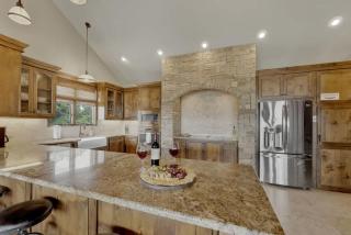 Canyon Lakehouse Panoramic Lake Views with Firepit! - 8
