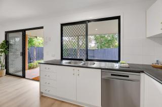 Homely 3-Bed Townhouse with Pool & Gym Access - 3