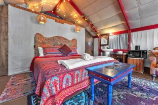 Bohemian Cabin: Hot-tub, Serene Retreat, Pet-Friendly, 10-Mins to Downtown! - 6