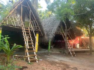 Lingaa beach view hut house - 3