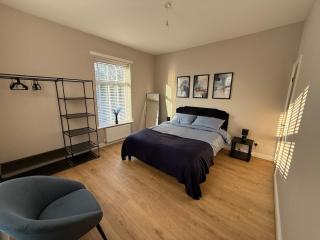 Modern 3 Bed, Walk to Train Town - Stockport - 3
