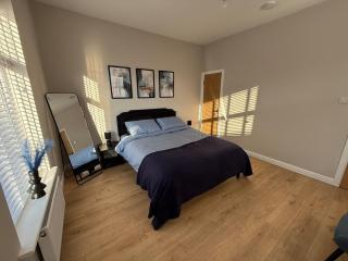 Modern 3 Bed, Walk to Train Town - Stockport - 2