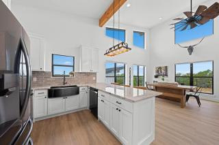 Hill Country Escape w/Views Plus, Hot-Tub and Pet Friendly! - 3