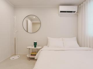 5-Minute Walk from Hongdae Station, Hotel-Style Bedding, 2 Rooms, Washer Dryer - 7