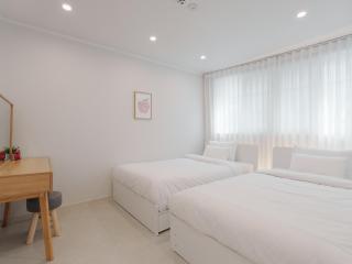 5-Minute Walk from Hongdae Station, Hotel-Style Bedding, 2 Rooms, Washer Dryer - 8