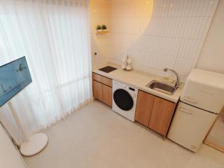 5-Minute Walk from Hongdae Station, Hotel-Style Bedding, 2 Rooms, Washer Dryer - 2
