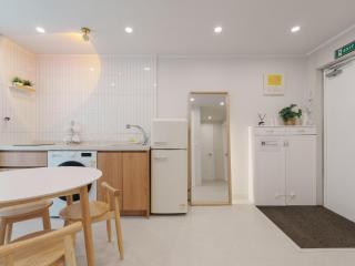 5-Minute Walk from Hongdae Station, Hotel-Style Bedding, 2 Rooms, Washer Dryer - 3