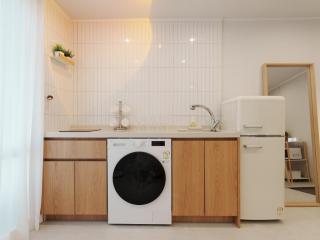 5-Minute Walk from Hongdae Station, Hotel-Style Bedding, 2 Rooms, Washer Dryer - 1