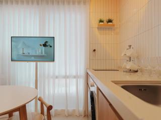 5-Minute Walk from Hongdae Station, Hotel-Style Bedding, 2 Rooms, Washer Dryer - 5