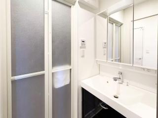 Compass 5 minutes from subway Direct access to airport - 4