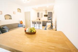 Face à la cité, Terrasse Et Climatisation - AE - 4