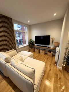 Cozy 2-Bed Flat Your Perfect Home Away From Home - 5